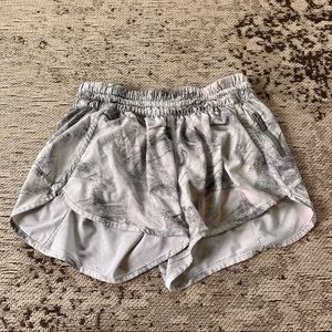 lululemon tracker shorts size 8